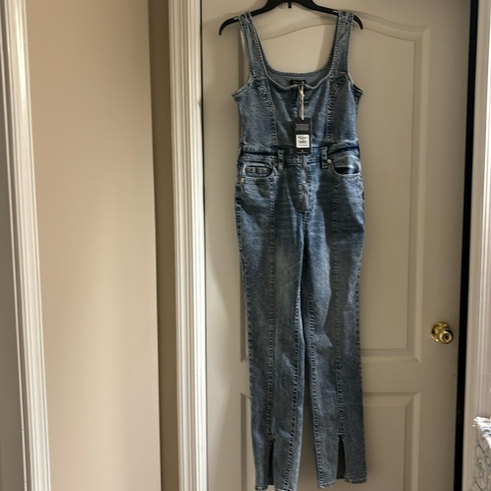 NWT true Religion Women's Blue Denim Overalls. Size medium